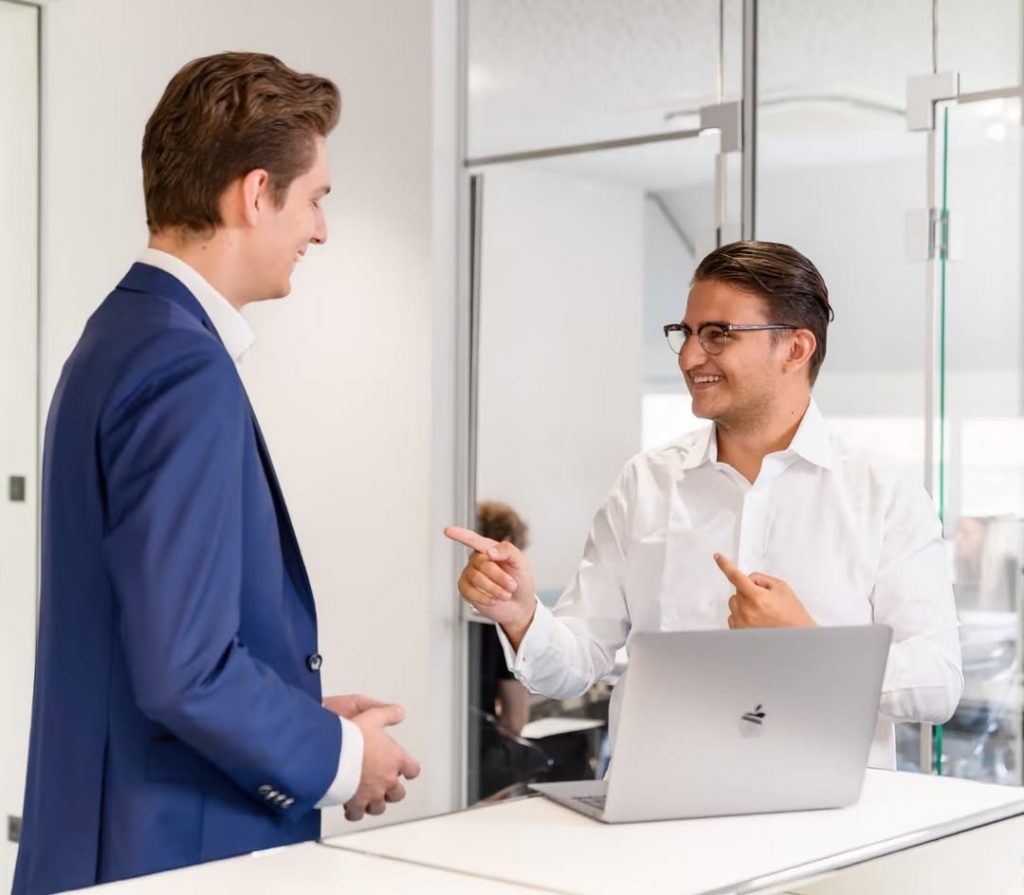 Benjamin Bansal im Gespräch mit Geschäftspartner über Medienstrategie und Unternehmenskommunikation