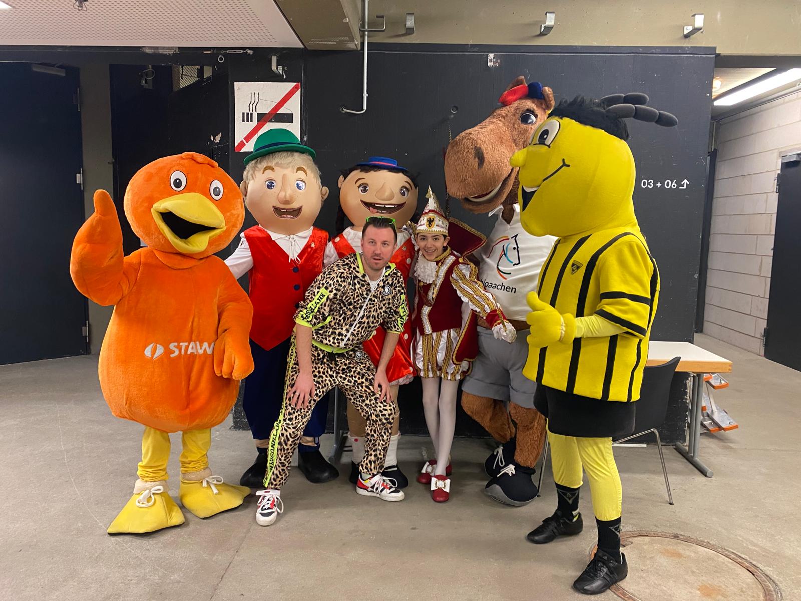 TanzTorsten Torsten Schröder backstage mit Maskottchen beim Kinderfest – Kindertanz und Kinderanimation