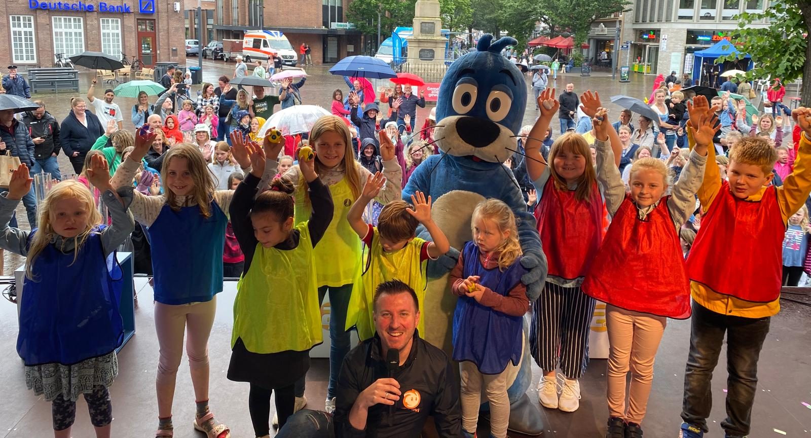 TanzTorsten Torsten Schröder mit Kindern auf Open-Air-Bühne – Kindertanz Kinderanimation deutschlandweit buchbar