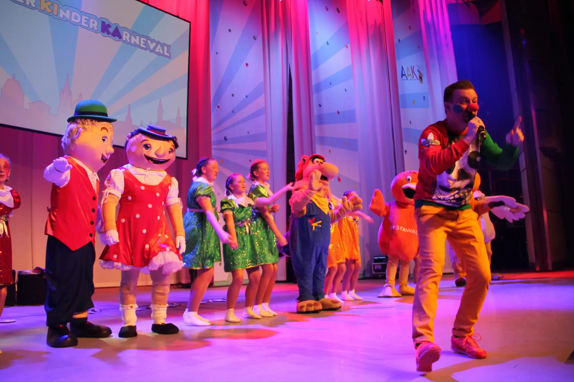 TanzTorsten Torsten Schröder bei Aachener Kinder Karneval – Kinderanimation auf der Bühne mit Maskottchen