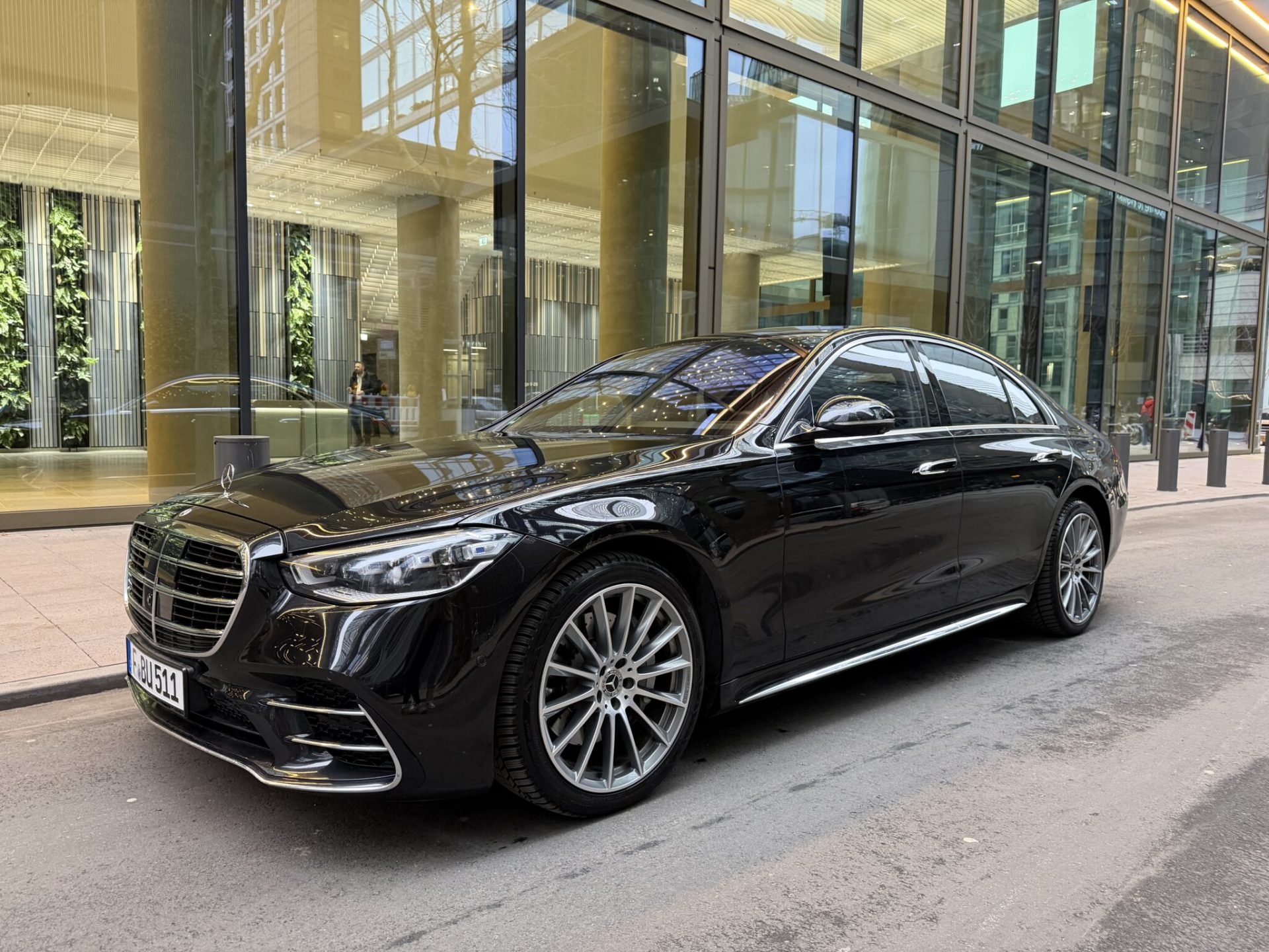 Mehr als nur von A nach B: Burak Sas macht mit MOOVE SHUTTLE den Chauffeurservice Frankfurt persönlicher Chauffeurservice Frankfurt – MOOVE SHUTTLE von Burak Sas
